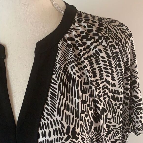NWT Ellen Tracy B&W Tribal Print Top Size Large NEW WITH TAG - Picture 3 of 15